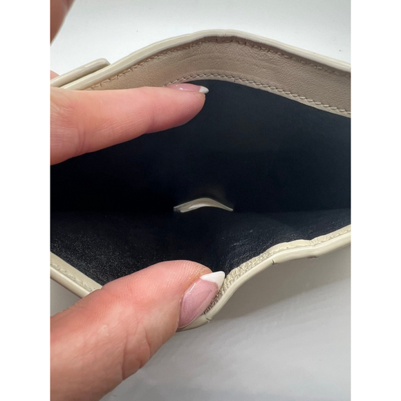 Excellent Condition Saint Laurent Wallet Beige Croc-Embossed Leather - Picture 5 of 9